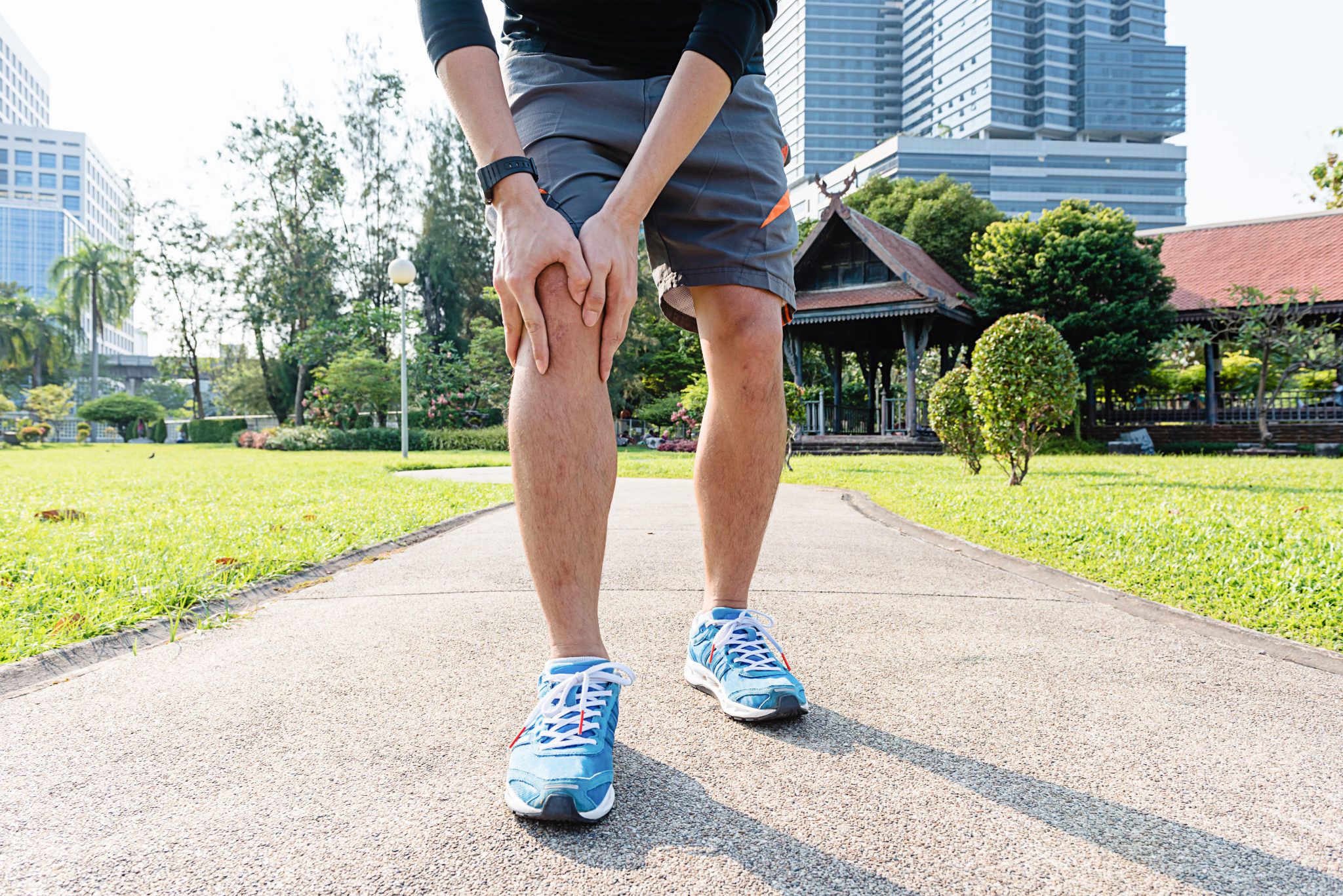Runner gripping knee in pain